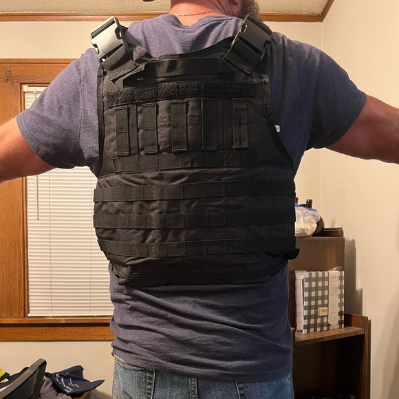 Black tactical ballistic vest.  Does not have plates in it. - Picture 3 of 5